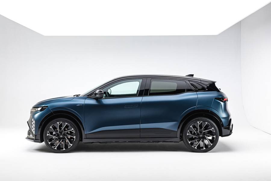 Zwischen Kompaktwagen und erhöhter SUV-Silhouette: Die Seitenansicht zeigt die hohen Flanken, bündig eingelassenen Türgriffe und die coupéhafte Dachlinie besonders deutlich.