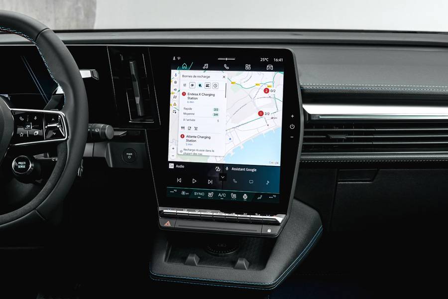 Die Ladeplanung sitzt mitten im System: Google Maps berücksichtigt Ladestopps, Reichweite und Route – genau die Art von Hilfe, die Elektroautos im Alltag wirklich brauchen.