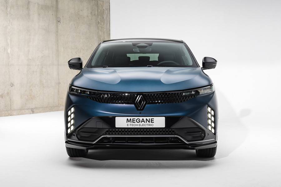 Plus de caractère, moins de docilité: la face avant redessinée, avec sa calandre noire à motifs losangés et sa signature lumineuse marquée, donne à la Megane électrique une présence nettement plus affirmée.