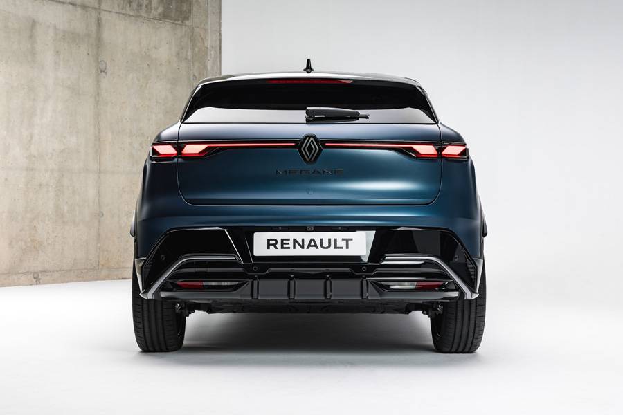 Large plutôt que démonstrative: à l’arrière, Renault privilégie les arêtes nettes, une fine ligne lumineuse et des contrastes sombres, sans faux théâtre d’échappement.