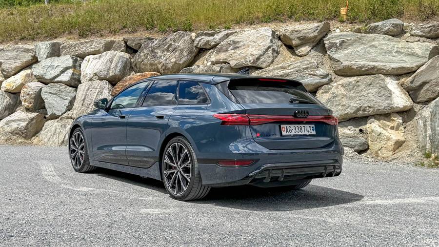 Von hinten zeigt sich der elektrische Avant als sauber gezeichneter Reisewagen – elegant genug für die Langstrecke, kräftig genug für jene Momente, in denen Vernunft kurz Pause macht.