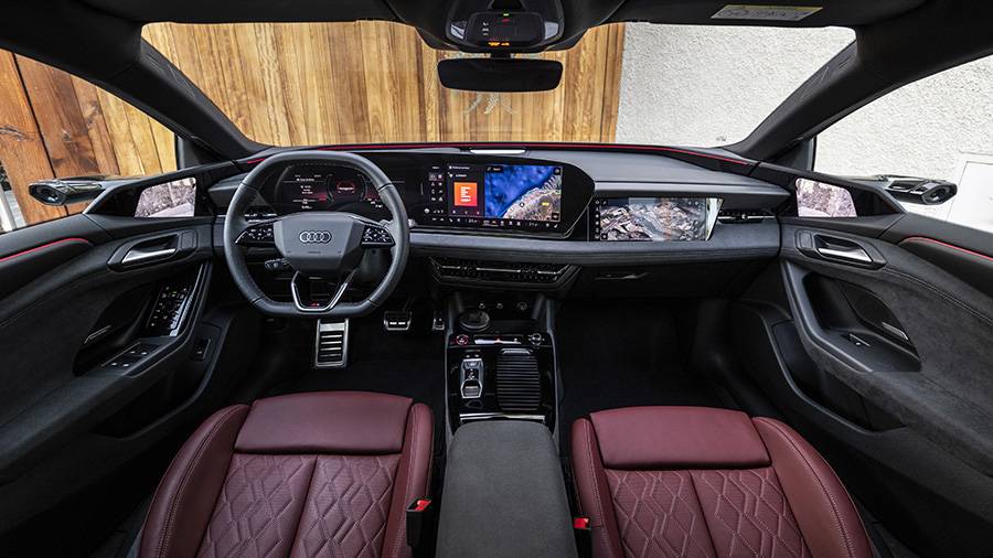 Innen bleibt Audi seiner Linie treu: viel Bildschirm, viel Präzision, viel Premium. Das Cockpit wirkt digital, aber nicht überladen – eine Kommandozentrale für Komfort, Tempo und lange Etappen.