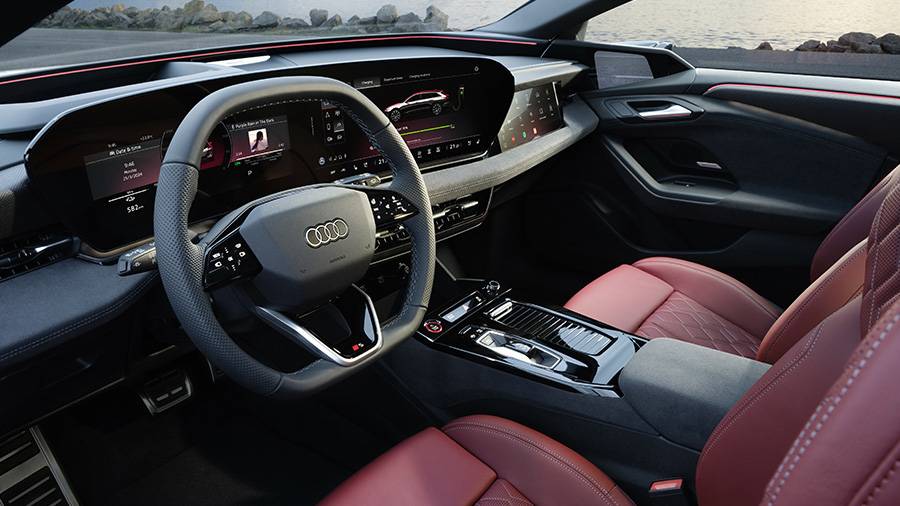 Das MMI, das Beifahrerdisplay und das digitale Cockpit zeigen, wohin die Reise geht: Der S6 ist nicht nur ein Auto, sondern auch Bühne für Assistenzsysteme, Navigation, Sound und vernetzte Dienste.