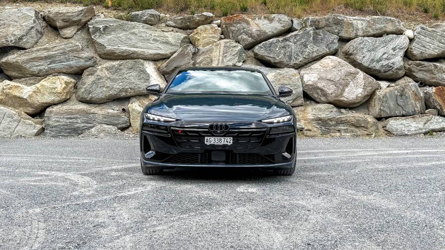 Large, basse, sûre d’elle: vue de face, l’Audi S6 Avant e-tron ressemble moins à un break classique qu’à un train rapide électrique muni d’une plaque d’immatriculation.