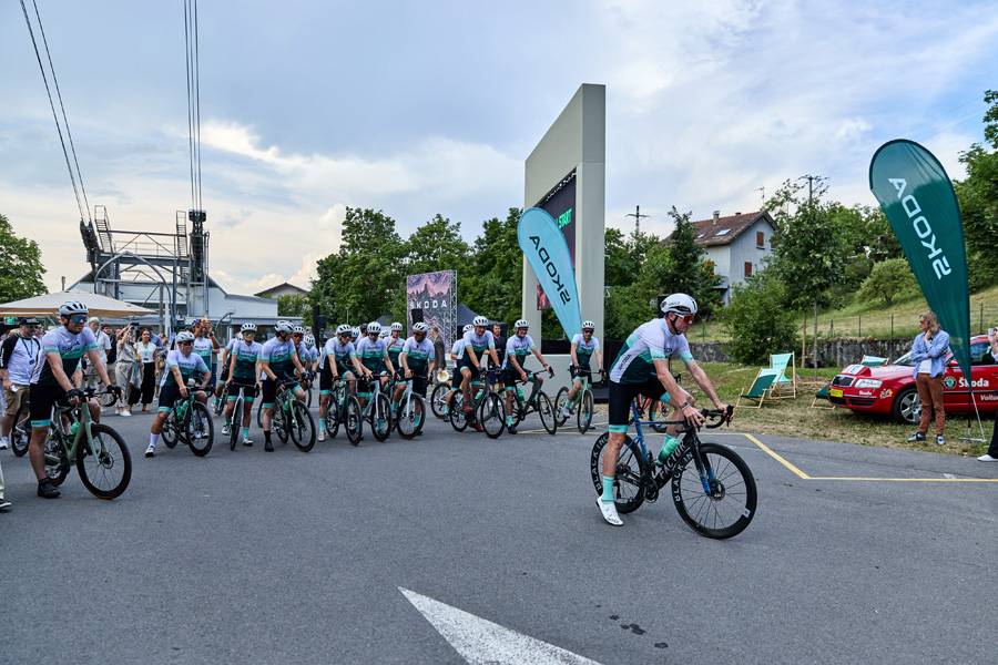 Radsport als Markengeschichte: Begleitet von Chris Froome machten sich ausgewählte Teilnehmer mit dem Rennvelo auf den Weg bergauf.