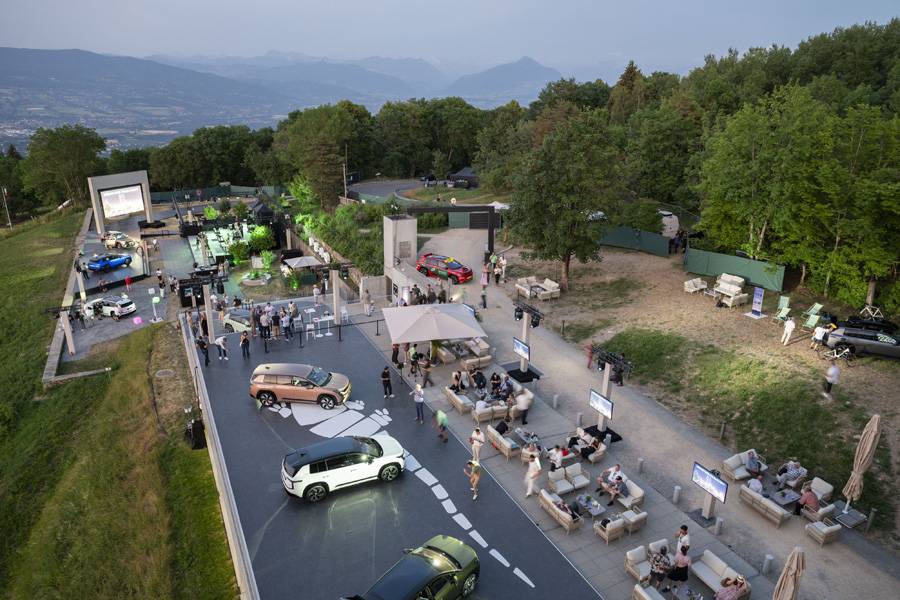 Première mondiale avec vue: au-dessus de Genève, Skoda a mis en scène son nouveau fleuron électrique sur le Mont Salève, entre décor naturel, altitude et symbolique assumée.
