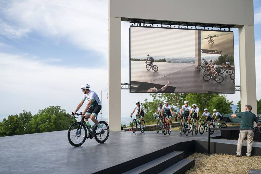 Arrivée au sommet: la montée à vélo s’est achevée sur la zone de présentation, prélude sportif à une première mondiale électrique.