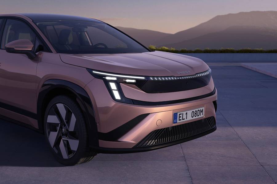 La face avant illustre la nouvelle logique stylistique de la marque: signature lumineuse fine, Tech-Deck-Face noir et carrosserie volontairement épurée.
