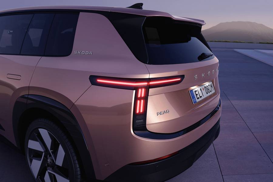 À l’arrière, le grand SUV mise sur des lignes nettes, des épaules larges et une signature lumineuse présente sans devenir bruyante.