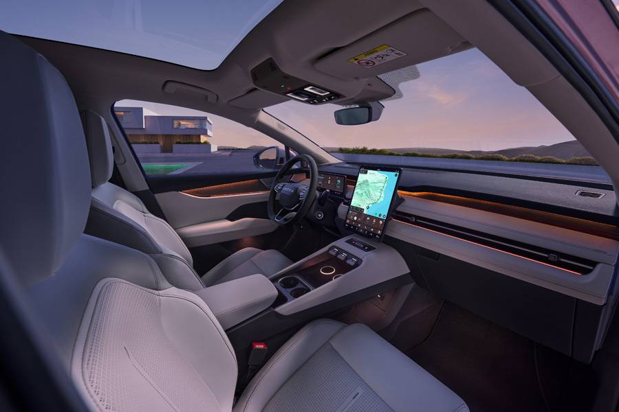 Le cockpit s’articule autour d’un grand écran vertical, tout en conservant des commandes physiques pour les fonctions essentielles.