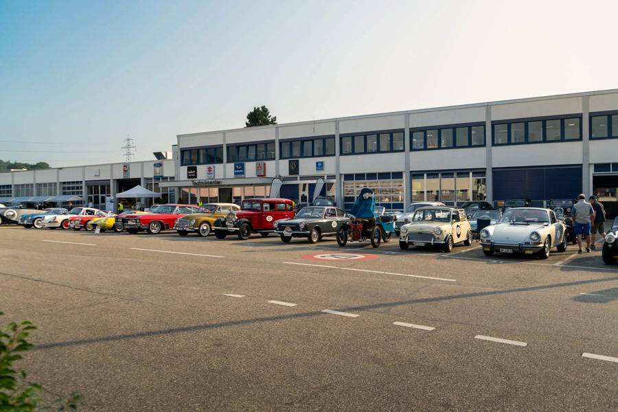 Vom Mini bis zum Porsche, vom DKW bis zum GTI: Auf dem Gelände der Emil Frey AG steht die automobile Vielfalt fein säuberlich Spalier.