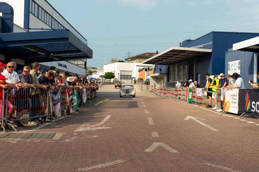 Devant le public et barrières de sécurité, le passé automobile fait son grand retour à Safenwil – sans la moindre hâte, mais avec une belle présence. 