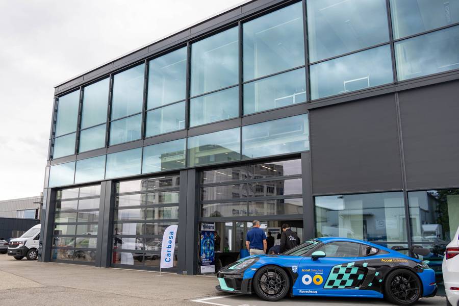 Die Glas Trösch Automotive Academy in Oensingen wurde für einen Tag zur Bühne der Lackierbranche. Vor der Tür stand mit dem Porsche GT4 bereits jener emotionale Kontrast, der später zwischen CO₂-Bilanz, Prozessdenken und Fahrspass bewusst gesetzt wurde.