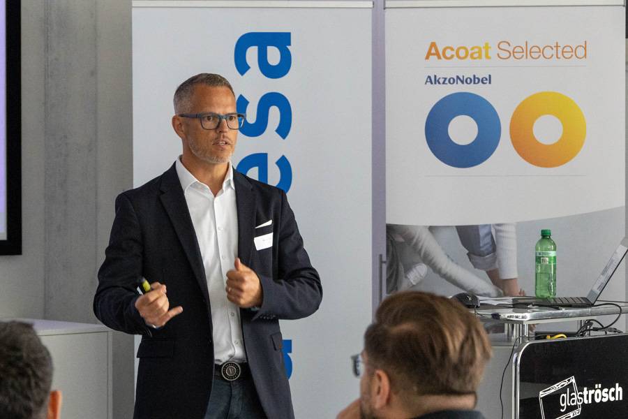 Mathias Dufaux von Carbesa eröffnete den Refinish Innovation Day und machte deutlich, worum es an diesem Tag ging: nicht um eine Produktschau mit Prospektlogik, sondern um konkrete Antworten auf Energieverbrauch, Effizienz und Alltagstauglichkeit im Betrieb.