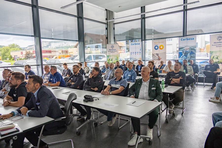 Volles Haus in Oensingen: Fachleute aus Carrosserie, Lackierung, Versicherungs- und Flottenumfeld verfolgten, wie sich Nachhaltigkeit, Prozesssicherheit und Wirtschaftlichkeit in der Reparaturlackierung künftig stärker verbinden lassen.