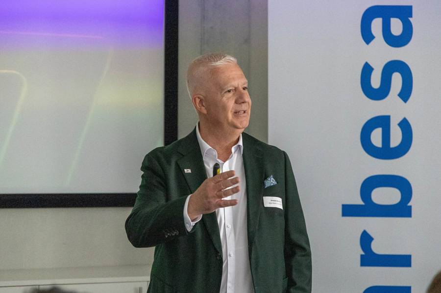 Für Amedeo Bonorva ist AkzoNobel längst mehr als ein Farblieferant. Im Zentrum stehen heute Produkte, Schulung, digitale Unterstützung und Prozesse, die Betrieben im Alltag messbar helfen sollen.