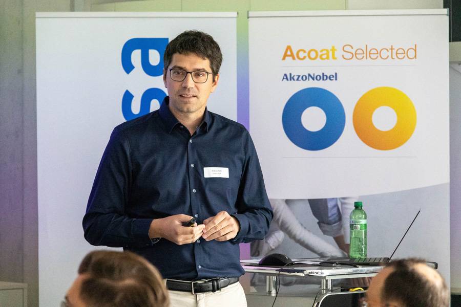 Andreas Hofer von Enerprice AG zeigte, weshalb CO₂ für Carrosserie- und Lackierbetriebe nicht bloss ein politisches Schlagwort bleibt. Wer Energie misst, erkennt Kosten – und oft auch die Stellen, an denen im Betrieb Geld verdampft.