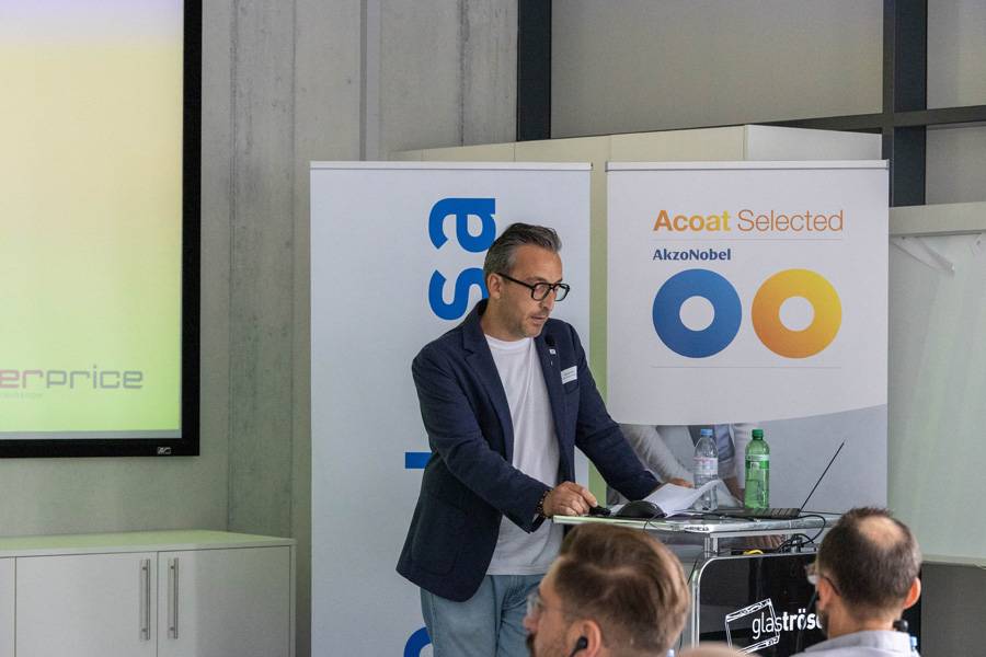 Claudio Vietri von AkzoNobel führte in der Praxis vor, wie die Sikkens-Optima-Linie den Reparaturprozess beschleunigen und stabilisieren soll. Entscheidend ist dabei nicht nur Tempo, sondern ein reproduzierbares Ergebnis.