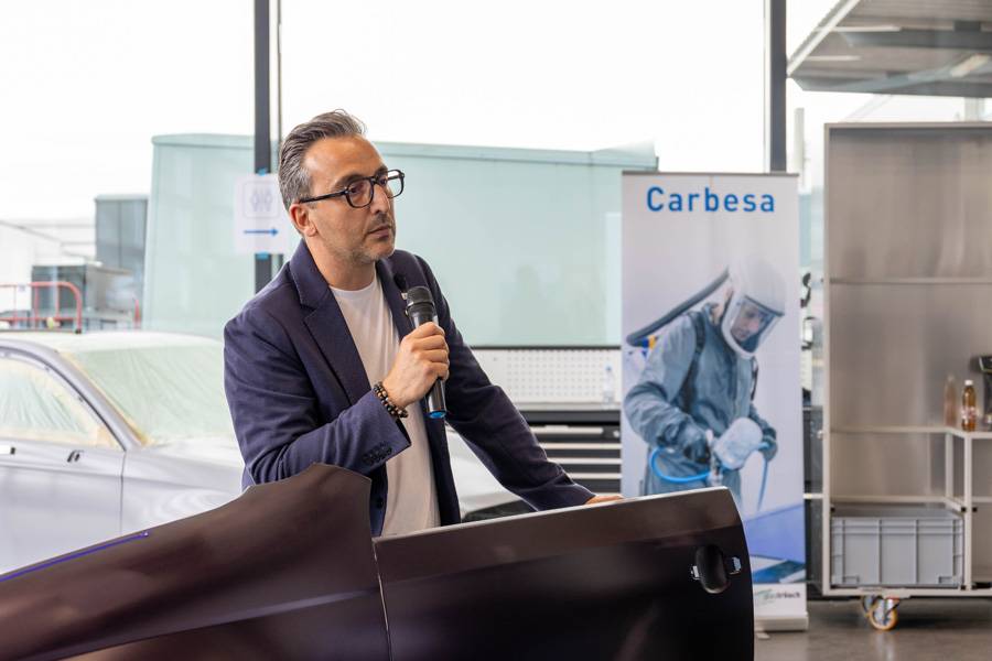 Claudio Vietri erklärte, weshalb die Optima-Linie nicht als Sammlung einzelner Produkte verstanden werden soll. Der Ansatz liegt im System: Füller, Basislack und Klarlack sollen den gesamten Reparaturablauf schneller und planbarer machen.