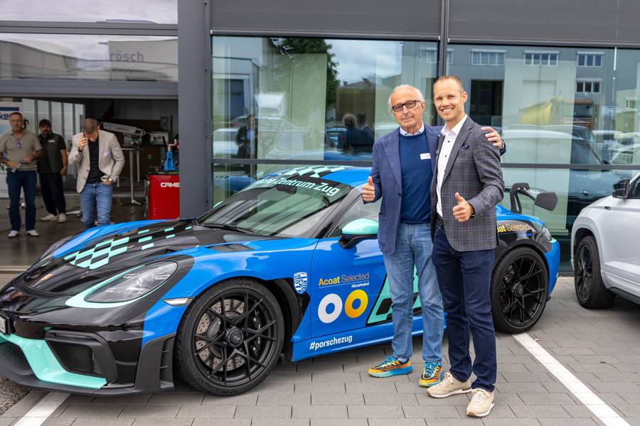AkzoNobel und Carbesa verlosten ein Wochenende mit einem Porsche GT4. Gewinner war Adriano Pan (li) von der Carrozzeria Globocar – ein schöner Moment zwischen Werkstattrealität, Rennstreckenreiz und ein wenig Benzin im Kopf.