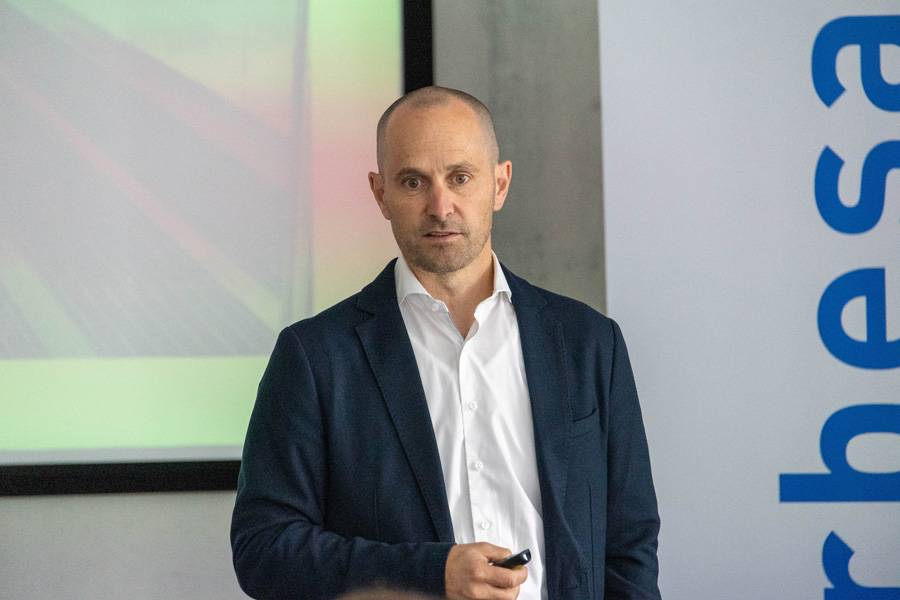 André Flückiger von eicher+pauli rückte die Lackierkabine ins Zentrum der Energiedebatte. Seine Botschaft war nüchtern: Wer warme Abluft einfach nach draussen bläst, verliert nicht nur Energie, sondern direkt Geld.