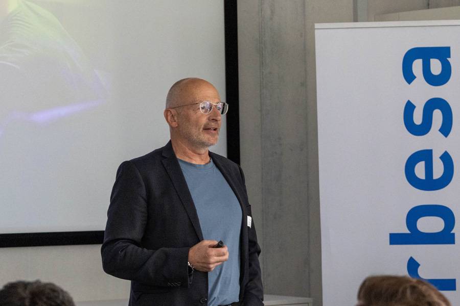 Ralf Käser vom Schweizer Mobilitätsverband sffv stellte eine Weiterbildung vor, die Nachhaltigkeit aus der Powerpoint-Ecke holen soll. Entscheidend ist nicht das Zuhören, sondern die Umsetzung im eigenen Betrieb.