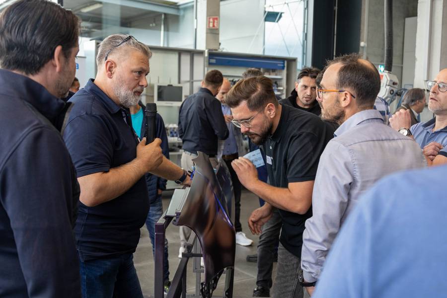Les participants ont observé les pièces de démonstration de près. Car la sécurité des processus ne se vérifie pas seulement sur une fiche technique: elle se lit dans la surface, la teinte et la répétabilité du résultat.