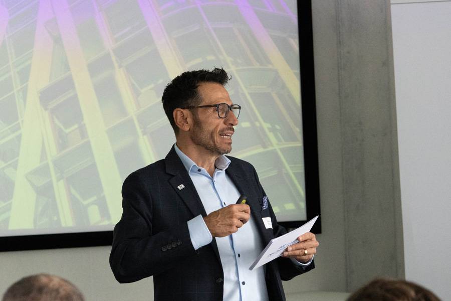 Salvatore Malomo, d’AkzoNobel, a parlé réseaux, standards et performance collective. Sa thèse: un atelier isolé ne peut plus absorber seul l’électromobilité, la numérisation, la durabilité et les nouvelles attentes des clients.