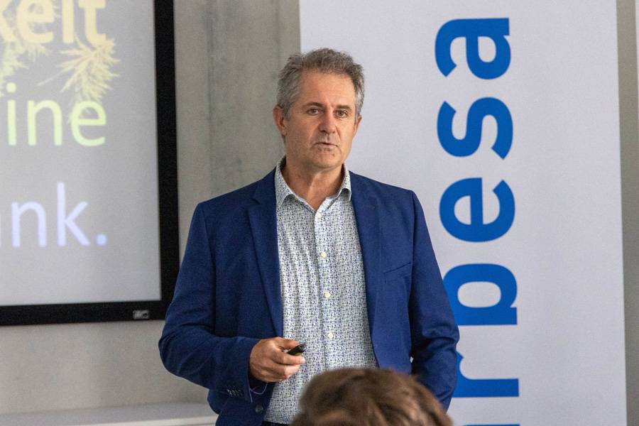 Res Witschi, de Swisscom, a présenté GreenOne, une plateforme dédiée aux données de durabilité. L’objectif: moins de tableaux Excel dispersés, plus de structure – afin que le reporting ne devienne pas un monstre administratif.