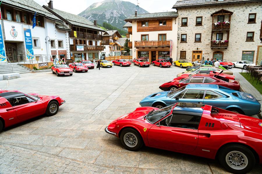 Sur la place du village de Livigno, les Dino formaient une grande famille italienne de bonne humeur: beaucoup de rouge, quelques touches de couleur plus impertinentes – et assez de matière pour alimenter les conversations d’un week-end entier.