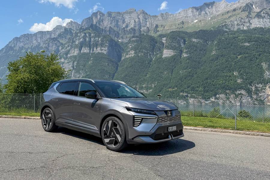 Mit der «Dynamic Shield 2.0»-Front gibt sich der Eclipse Cross eigenständiger, als es die enge Verwandtschaft zum Renault Scenic E-Tech vermuten lässt.