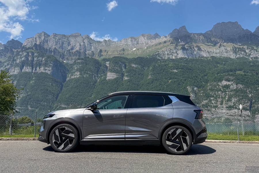 In der Seitenlinie bleibt die Renault-Basis erkennbar, doch der Eclipse Cross tritt sauber proportioniert auf – sachlich, modern und ohne überflüssiges Showprogramm.