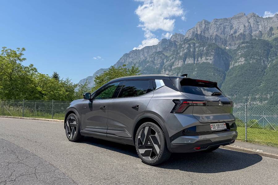 Hinten zeigt sich der Eclipse Cross als praktischer Familien-Stromer: viel Platz, klare Linien und ein Kofferraumvolumen von 545 bis 1670 Litern.
