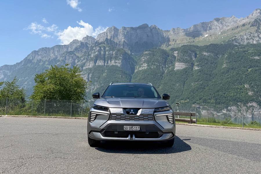 Devant un décor alpin, le Mitsubishi Eclipse Cross BEV affiche sa nouvelle assurance: pas de grand retour de marque avec fanfare et tapis rouge, mais un SUV électrique sérieusement exécuté, qui donne au come-back européen de Mitsubishi une forme bien visible.