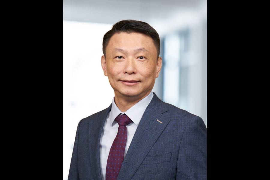 Patrick Zhao übernimmt das Geschäft mit Fahrzeuglacken für die Automobilindustrie. Besonders im chinesischen Markt und im Umgang mit globalen Autoherstellern bringt er viel Erfahrung mit.