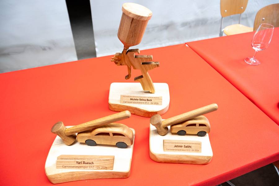 Aus Glas wurde Holz, aus Leistung ein Preis: Die Auszeichnungen für die Besten ihres Fachs zeigen viel Liebe zum Detail – bei den Lackierern mit Pistole, bei Spenglern und Reparateuren mit Hammer und kleinem Modellauto.