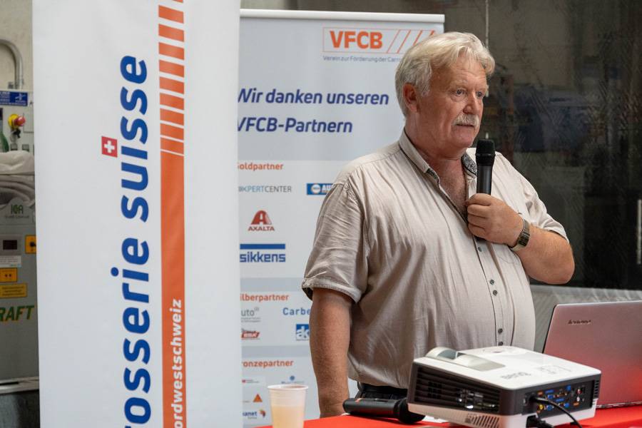 Willkommen mit klarer Botschaft: Sektionspräsident Erwin Leu begrüsst am Rednerpult die Gäste und jungen Berufsleute – und erinnert daran, dass der Lehrabschluss erst der Start in viele weitere Möglichkeiten ist.