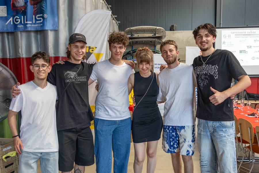 Teamgeist mit Lackiererlächeln (v. l.): Loris, Mark, Dominik, Sahra, Kenny und Levin zeigten während des Apéros in der Werkstatt, dass ein guter Abschluss noch besser wirkt, wenn man ihn gemeinsam feiert.
