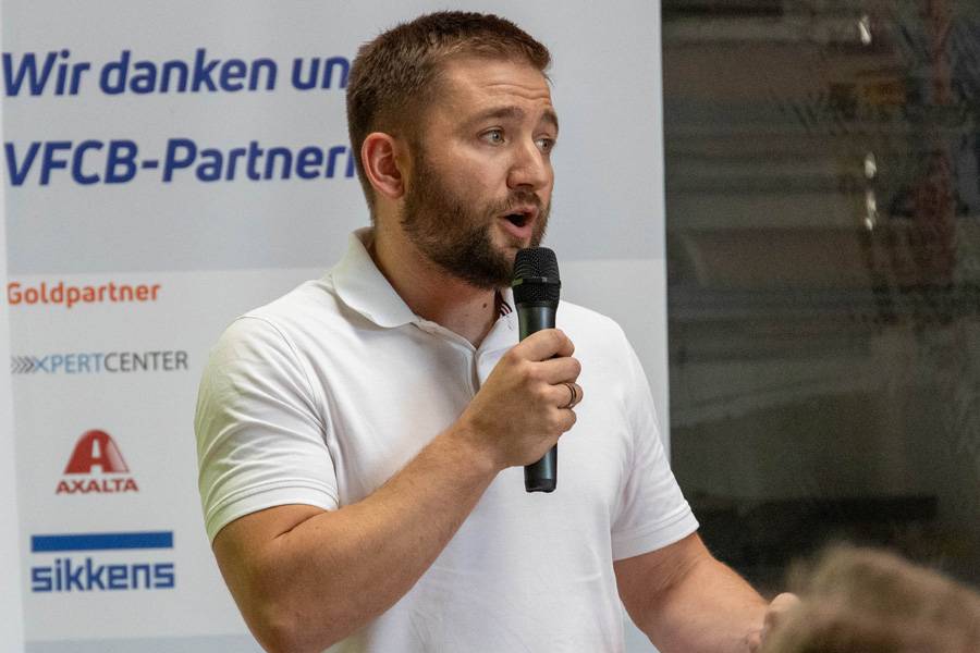 Prüfungsstoff aus erster Hand: Andreas Arnold vom üK-Zentrum Zofingen erläutert am Rednerpult, welche Aufgaben die angehenden Carrosseriespengler an der Abschlussprüfung zu meistern hatten.