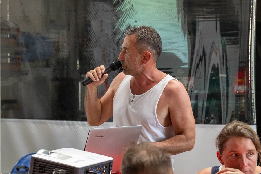 Lackarbeit unter Prüfungsdruck: Obmann Pascal Volk stellt vor, welche Aufgaben die angehenden Carrosserielackierer an ihren Abschlussprüfungen zu bewältigen hatten.