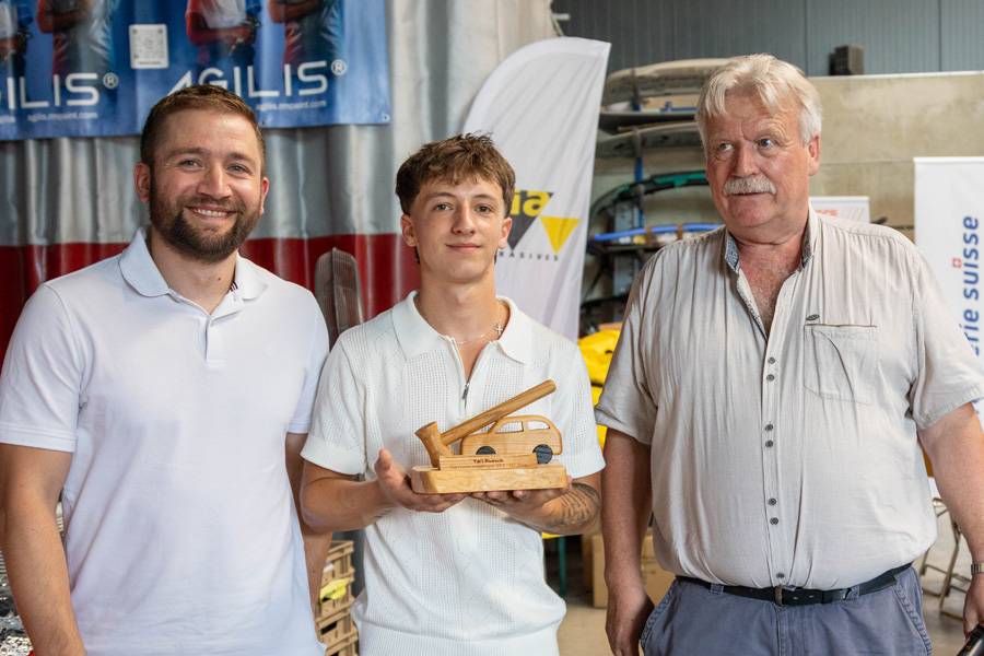 Bester Spengler mit Holz und Haltung: Yari wurde als bester Carrosseriespengler ausgezeichnet, flankiert von Andreas Arnold (l.) vom üK-Zentrum Zofingen und Sektionspräsident Erwin Leu.