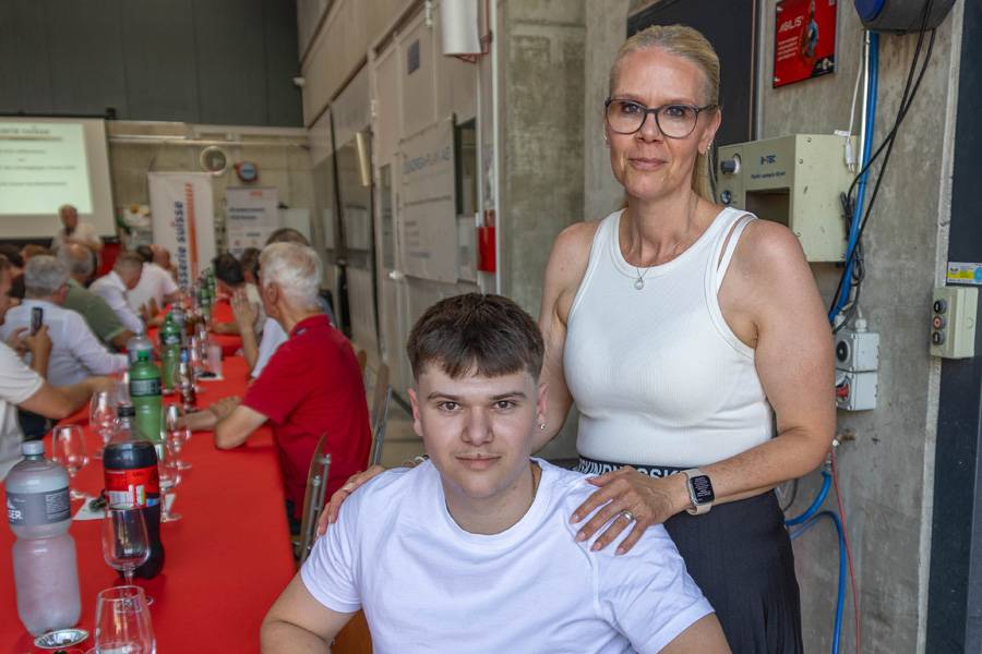 Carrosseriespengler Lui Weichmann hat die Abschlussprüfung mit Glanz und Gloria abgeschlossen. An die Feier begleitet ihn Mama Petra.