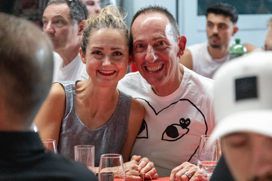 Ihre Lebensfreude ist geradezu ansteckend: Berufsschullehrer Adrian Wirz und Partnerin Debora Horst geniessen den Abend in vollen Zügen.