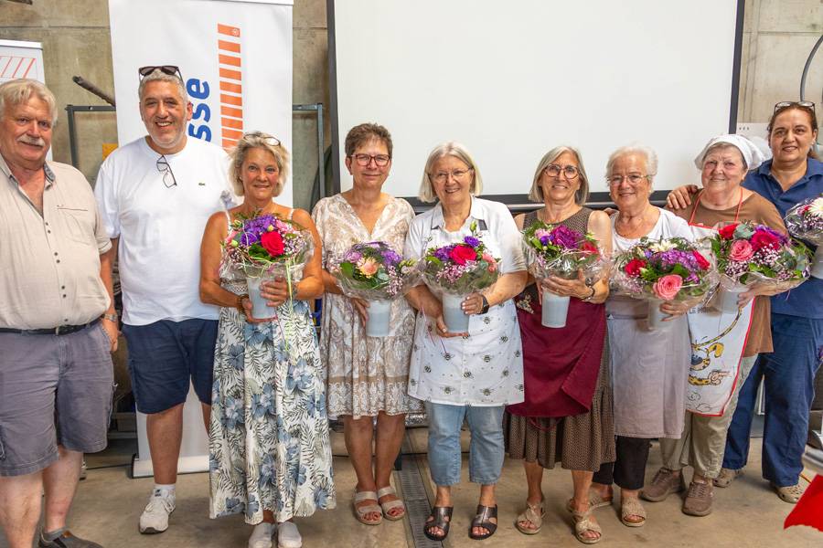 Das Team hinter dem gelungenen Abend: Erwin Leu und Rosario Falcone stehen mit jenen vor der Kamera, die den Anlass möglich gemacht haben. Es sind die sieben Damen mit Blumenstrauss, die sich mit viel Einsatz um Essen, Trinken und das Wohl der Gäste kümmerten. 