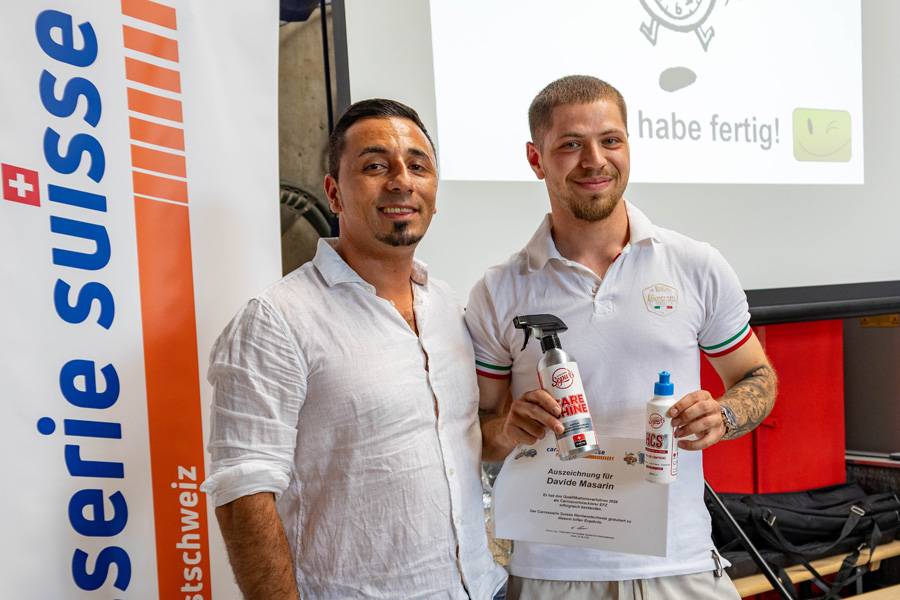 Denis Muhovic von der Firma Sepur überreicht den erfolgreichen Berufsleuten unter dem passenden Motto «Glanzvoller Start» zwei Finish-Produkte zur Probe – damit der nächste berufliche Schritt gleich mit dem richtigen Glanz beginnt.