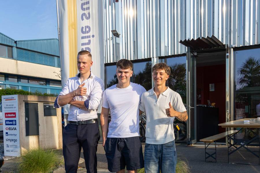 Les trois carrossiers-tôliers présents à la fête de fin d’apprentissage devant la Carrosserie Falcone – examens réussis, satisfaction visible.