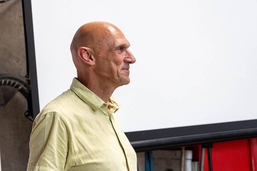 Distinction avec assistance : l’enseignant professionnel Kurt Zihlmann a prêté main-forte lorsque les carrossiers-tôliers ont reçu leurs distinctions – un bref moment sur scène, mais un grand pas dans la vie professionnelle. 