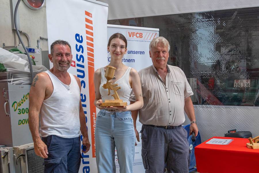 Meilleure note avec pistolet de pulvérisation : Michèle Selina Beck a été distinguée comme meilleure carrossière-peintre avec une moyenne de 5,2 – et une statuette en bois parfaitement assortie, en forme de pistolet de peinture. 