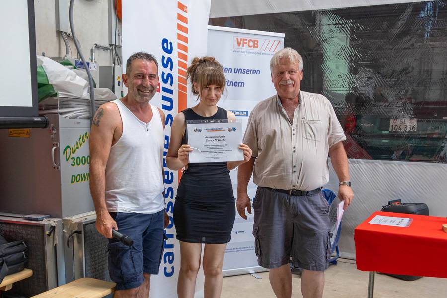 Même note, la statuette suivra : Sahra Schaub a elle aussi obtenu l’excellente moyenne de 5,2. Elle a déjà reçu sa distinction ; la statuette en bois lui sera remise ultérieurement.