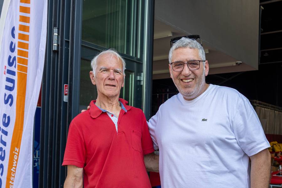 Alliance bâloise et esprit pionnier : Ruedi Wenger, patron senior de la Carrosserie Wenger, et Rosario Falcone montrent bras dessus bras dessous à quoi ressemblent l’engagement et le succès dans la branche – avec camaraderie, simplicité et une joie bien visible.